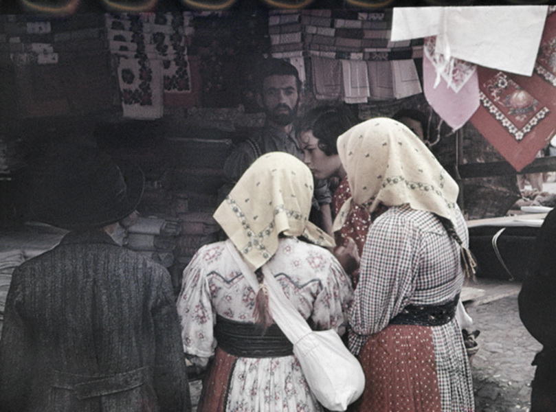 Текстильная лавка, 1937. Редкое цветное фото Вишняка